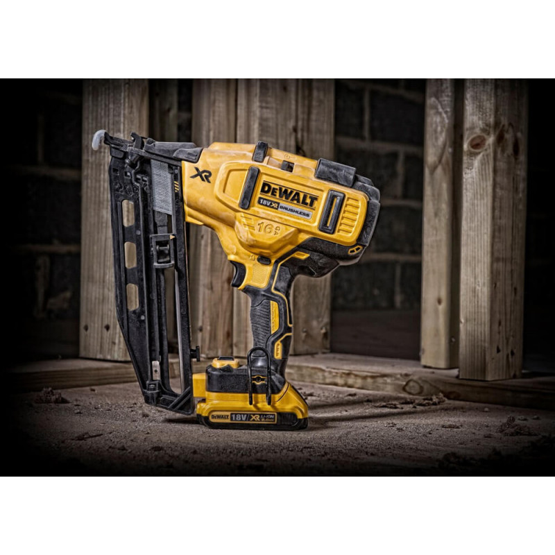 Пістолет цвяхозабивний акумуляторний безщітковий DeWALT DCN662N