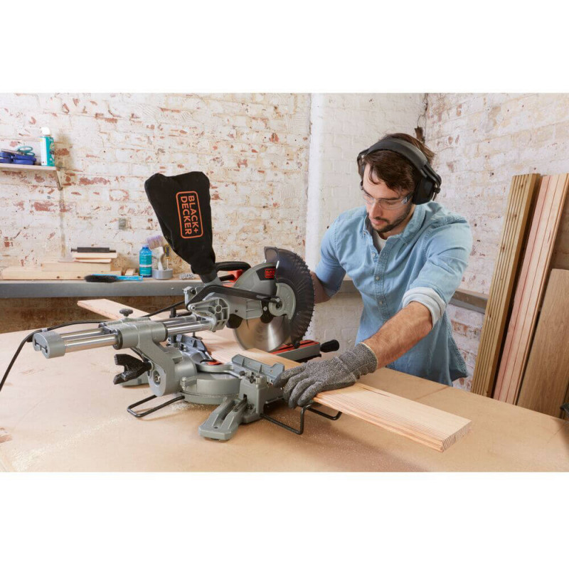Пила торцювальна мережева BLACK+DECKER BES710