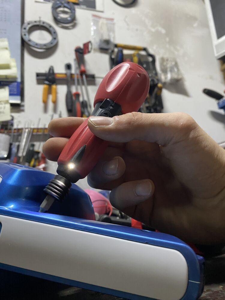 Акумуляторна викрутка з набором біт Bass Polska BP-5323